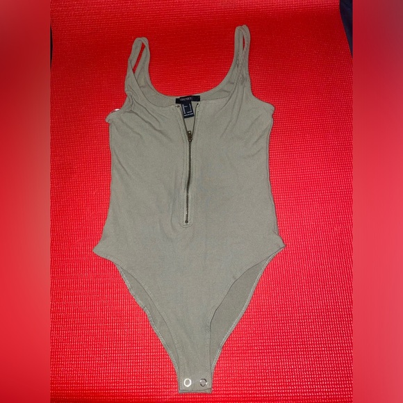 Pack of 3 Bodysuits FOREVER 21 / AMERICAN EAGLE / & Gap - Picture 10 of 11